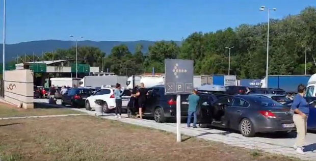 РАМПА ЗА СРПСКЕ ТУРИСТЕ! Потпуни ХАОС на граници, Грци Србе не пуштају у земљу (ВИДЕО)